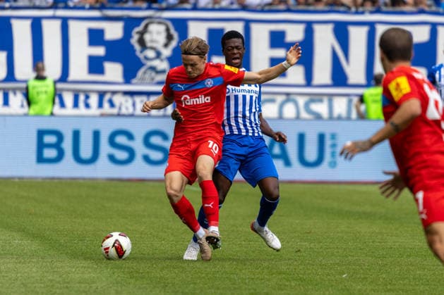 Deutschland: 2.Bundesliga, Saison 2026 2027, 30.08.2026, 3. Spieltag, 1.FC Magdeburg vs Holstein Kiel, Avnet Arena : Pierre Nadjombe (1.FC Magdeburg, 28) im Zweikampf gegen Jonas Therkelsen (Holstein Kiel, 10) *** Germany 2. Bundesliga, 2026–2027 Season, August 30, 2026, Matchday 3, 1. FC Magdeburg vs. Holstein Kiel, Avnet Arena. Pierre Nadjombe (1. FC Magdeburg, No. 28) in a tackle against Jonas Therkelsen (Holstein Kiel, No. 10) Copyright: xMichellexLukax