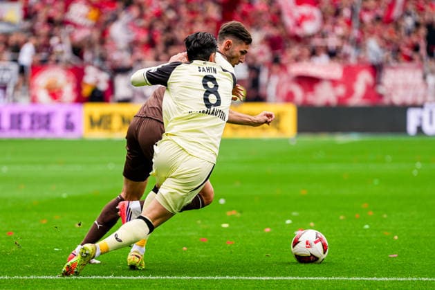 Deutschland: Fußball 2. Bundesliga 2026 27, 3. Spieltag FC St. Pauli vs 1. FC Kaiserslautern Millerntor-Stadion (Hamburg St. Pauli): Branimir Hrgota (FC St. Pauli, 10), Semih Sahin (1. FC Kaiserslautern, 8), Zweikampf *** Germany Soccer 2. Bundesliga 2026-27, Matchday 3: FC St. Pauli vs. 1. FC Kaiserslautern at Millerntor Stadium, Hamburg, St. Pauli; Branimir Hrgota (FC St. Pauli, 10) and Semih Sahin (1. FC Kaiserslautern, 8) in a tackle Copyright: xStefanxTrochax