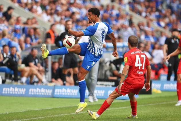 Magdeburg, Sachsen-Anhalt, Deutschland, 30.08.2026: Avnet Arena: 3. Spieltag, Saison 2026 27, 2. Fußball-Bundesliga: 1. FC Magdeburg - Holstein Kiel: Emmanuel Iyoha (8, 1. FC Magdeburg) und John Tolkin (47, Holstein Kiel) im Duell *** Magdeburg, Saxony-Anhalt, Germany, August 30, 2026, Avnet Arena, Matchday 3, 2026–27 Season, 2. Bundesliga, 1. FC Magdeburg vs. Holstein Kiel, Emmanuel Iyoha 8, 1 FC Magdeburg and John Tolkin 47, Holstein Kiel face off Copyright: xdtsxNachrichtenagenturx dts_131739