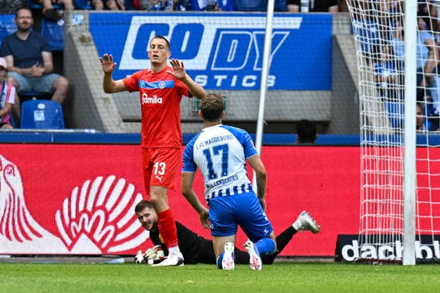 Fußball I Herren I Saison 2026-2027 I 2. Bundesliga I 3. Spieltag I 1. FC Magdeburg - Holstein Kiel I 30.08.2026 Timon Weiner (1, Holstein Kiel) sichert den Ball, Ivan Nekic (13, Holstein Kiel) hebt die Hände zur Beruhigung, Alexander Nollenberger (17, 1. FC Magdeburg) Magdeburg Avnet Arena (Heinz-Krügel-Platz 1) Sachsen-Anhalt Deutschland *** Soccer I Men s I 2026–2027 Season I 2. Bundesliga I Matchday 3 I 1. FC Magdeburg vs. Holstein Kiel I August 30, 2026 Timon Weiner 1, Holstein Kiel secures the ball, Ivan Nekic 13, Holstein Kiel raises his hands in a calming gesture, Alexander Nollenberger 17, 1 FC Magdeburg, Magdeburg, Avnet Arena, Heinz Krügel Platz 1, Saxony-Anhalt, Germany Copyright: xLobeca InesxHähnelx