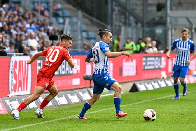 Fußball I Herren I Saison 2026-2027 I 2. Bundesliga I 3. Spieltag I 1. FC Magdeburg - Holstein Kiel I 30.08.2026 Zweikampf Adrian Kapralik (20, Holstein Kiel), Baris Atik (23, 1. FC Magdeburg) Magdeburg Avnet Arena (Heinz-Krügel-Platz 1) Sachsen-Anhalt Deutschland *** Soccer I Men s I 2026–2027 Season I 2. Bundesliga I Matchday 3 I 1. FC Magdeburg vs. Holstein Kiel I August 30, 2026: A tackle between Adrian Kapralik (20), Holstein Kiel, and Baris Atik (23), 1 FC Magdeburg, Magdeburg, Avnet Arena, Heinz Krügel Platz 1, Saxony-Anhalt, Germany Copyright: xLobeca InesxHähnelx