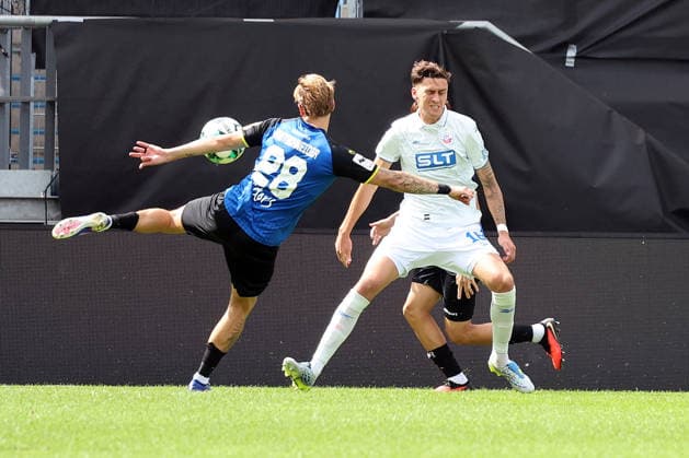 30.08.2026, xrekx, Fussball 3.Liga, 1.FC Saarbruecken - Hansa Rostock v.l. Niko Bretschneider (1.FC Saarbruecken) Lukas Wallner (FC Hansa Rostock) Zweikampf, Aktion, action, battle for the ball Saarbruecken