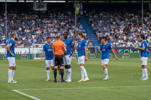 2. Bundesliga: SV Darmstadt 98 vs Hannover 96, Merck-Stadion am Böllenfalltor, 30.08.2026 Aleksandar VukotiÄ‡ (SV Darmstadt 98, 20) begeht ein Handspiel und wird anschließend vom Timo Gerach (Schiedsrichter) mit der Roten Karte des Feldes verwiesen. 2. Bundesliga: SV Darmstadt 98 vs Hannover 96, Merck-Stadion am Böllenfalltor, 30.08.2026 DFB DFL REGULATIONS PROHIBIT ANY USE OF PHOTOGRAPHS AS IMAGE SEQUENCES AND OR QUASI-VIDEO. *** 2. Bundesliga: SV Darmstadt 98 vs. Hannover 96, Merck Stadium at Böllenfalltor, August 30, 2026, Aleksandar Vukotic SV Darmstadt 98, No. 20 commits a handball and is subsequently sent off with a red card by referee Timo Gerach. 2. Bundesliga SV Darmstadt 98 vs. Hannover 96, Merck Stadium at Böllenfalltor, August 30, 2026 DFB and DFL regulations prohibit any use of photographs as image sequences and or quasi-video. Copyright: xBEAUTIFULxSPORTS Hillx