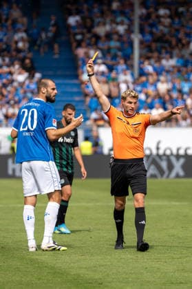 2. Bundesliga: SV Darmstadt 98 vs Hannover 96, Merck-Stadion am Böllenfalltor, 30.08.2026 Aleksandar VukotiÄ‡ (SV Darmstadt 98, 20) begeht ein Handspiel und wird anschließend vom Timo Gerach (Schiedsrichter) mit der Roten Karte des Feldes verwiesen. 2. Bundesliga: SV Darmstadt 98 vs Hannover 96, Merck-Stadion am Böllenfalltor, 30.08.2026 DFB DFL REGULATIONS PROHIBIT ANY USE OF PHOTOGRAPHS AS IMAGE SEQUENCES AND OR QUASI-VIDEO. *** 2. Bundesliga: SV Darmstadt 98 vs. Hannover 96, Merck Stadium at Böllenfalltor, August 30, 2026, Aleksandar Vukotic SV Darmstadt 98, No. 20 commits a handball and is subsequently sent off with a red card by referee Timo Gerach. 2. Bundesliga SV Darmstadt 98 vs. Hannover 96, Merck Stadium at Böllenfalltor, August 30, 2026 DFB and DFL regulations prohibit any use of photographs as image sequences and or quasi-video. Copyright: xBEAUTIFULxSPORTS Hillx