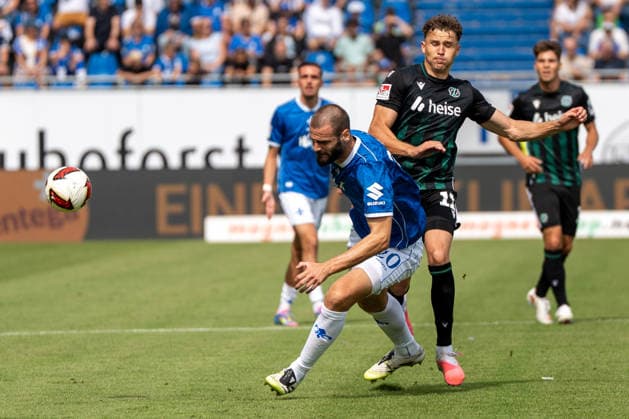 2. Bundesliga: SV Darmstadt 98 vs Hannover 96, Merck-Stadion am Böllenfalltor, 30.08.2026 Aleksandar VukotiÄ‡ (SV Darmstadt 98, 20) begeht ein Handspiel und wird anschließend vom Timo Gerach (Schiedsrichter) mit der Roten Karte des Feldes verwiesen. 2. Bundesliga: SV Darmstadt 98 vs Hannover 96, Merck-Stadion am Böllenfalltor, 30.08.2026 DFB DFL REGULATIONS PROHIBIT ANY USE OF PHOTOGRAPHS AS IMAGE SEQUENCES AND OR QUASI-VIDEO. *** 2. Bundesliga: SV Darmstadt 98 vs. Hannover 96, Merck Stadium at Böllenfalltor, August 30, 2026, Aleksandar Vukotic SV Darmstadt 98, No. 20, commits a handball and is subsequently sent off with a red card by referee Timo Gerach. 2. Bundesliga SV Darmstadt 98 vs. Hannover 96, Merck Stadium at Böllenfalltor, August 30, 2026 DFB and DFL regulations prohibit any use of photographs as image sequences and or quasi-video. Copyright: xBEAUTIFULxSPORTS Hillx