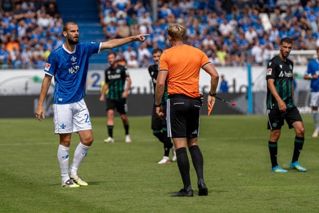 2. Bundesliga: SV Darmstadt 98 vs Hannover 96, Merck-Stadion am Böllenfalltor, 30.08.2026 Aleksandar VukotiÄ‡ (SV Darmstadt 98, 20) begeht ein Handspiel und wird anschließend vom Timo Gerach (Schiedsrichter) mit der Roten Karte des Feldes verwiesen. 2. Bundesliga: SV Darmstadt 98 vs Hannover 96, Merck-Stadion am Böllenfalltor, 30.08.2026 DFB DFL REGULATIONS PROHIBIT ANY USE OF PHOTOGRAPHS AS IMAGE SEQUENCES AND OR QUASI-VIDEO. *** 2. Bundesliga: SV Darmstadt 98 vs. Hannover 96, Merck Stadium at Böllenfalltor, August 30, 2026, Aleksandar Vukotic SV Darmstadt 98, No. 20, commits a handball and is subsequently sent off with a red card by referee Timo Gerach. 2. Bundesliga SV Darmstadt 98 vs. Hannover 96, Merck Stadium at Böllenfalltor, August 30, 2026 DFB and DFL regulations prohibit any use of photographs as image sequences and or quasi-video. Copyright: xBEAUTIFULxSPORTS Hillx