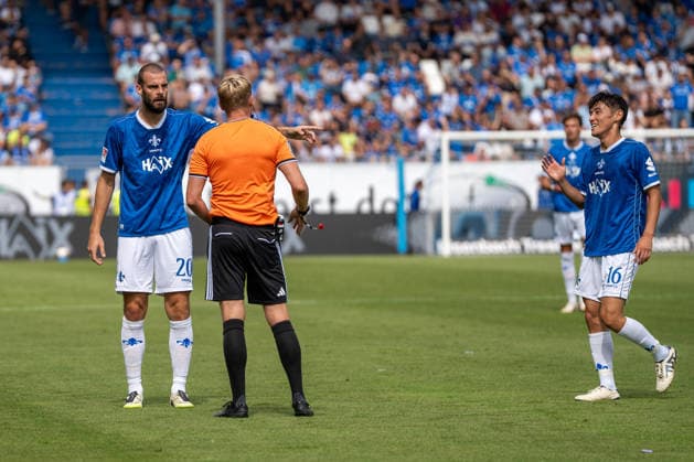 2. Bundesliga: SV Darmstadt 98 vs Hannover 96, Merck-Stadion am Böllenfalltor, 30.08.2026 Aleksandar VukotiÄ‡ (SV Darmstadt 98, 20) begeht ein Handspiel und wird anschließend vom Timo Gerach (Schiedsrichter) mit der Roten Karte des Feldes verwiesen. 2. Bundesliga: SV Darmstadt 98 vs Hannover 96, Merck-Stadion am Böllenfalltor, 30.08.2026 DFB DFL REGULATIONS PROHIBIT ANY USE OF PHOTOGRAPHS AS IMAGE SEQUENCES AND OR QUASI-VIDEO. *** 2. Bundesliga: SV Darmstadt 98 vs. Hannover 96, Merck Stadium at Böllenfalltor, August 30, 2026, Aleksandar Vukotic SV Darmstadt 98, No. 20, commits a handball and is subsequently sent off with a red card by referee Timo Gerach. 2. Bundesliga SV Darmstadt 98 vs. Hannover 96, Merck Stadium at Böllenfalltor, August 30, 2026 DFB and DFL regulations prohibit any use of photographs as image sequences and or quasi-video. Copyright: xBEAUTIFULxSPORTS Hillx