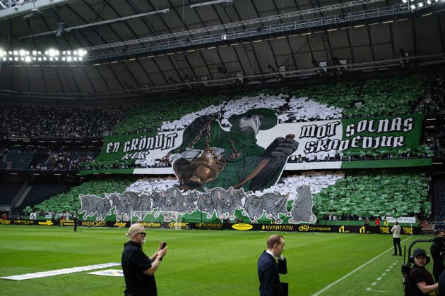 260830 Hammarbys supportrar med tifo inför fotbollsmatchen i Allsvenskan mellan AIK och Hammarby den 30 augusti 2026 i Stockholm. Copyright: JESPERxZERMAN BB260830JZ005