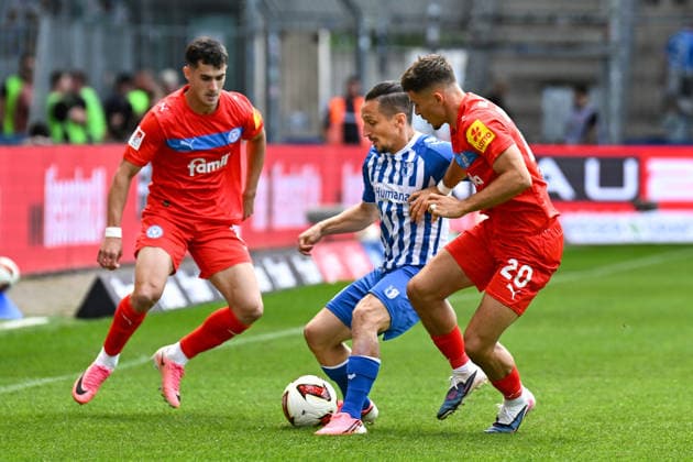 Fußball I Herren I Saison 2026-2027 I 2. Bundesliga I 3. Spieltag I 1. FC Magdeburg - Holstein Kiel I 30.08.2026 Guillermo Balzi (8, Holstein Kiel), Baris Atik (23, 1. FC Magdeburg), Adrian Kapralik (20, Holstein Kiel) beim Kampf um den Ball Magdeburg Avnet Arena (Heinz-Krügel-Platz 1) Sachsen-Anhalt Deutschland *** Soccer I Men I 2026–2027 Season I 2. Bundesliga I Matchday 3 I 1. FC Magdeburg vs. Holstein Kiel I August 30, 2026 Guillermo Balzi 8, Holstein Kiel, Baris Atik 23, 1 FC Magdeburg, Adrian Kapralik 20, Holstein Kiel battling for the ball at Magdeburg’s Avnet Arena, Heinz Krügel Field, 1st Place, Saxony-Anhalt, Germany Copyright: xLobeca InesxHähnelx