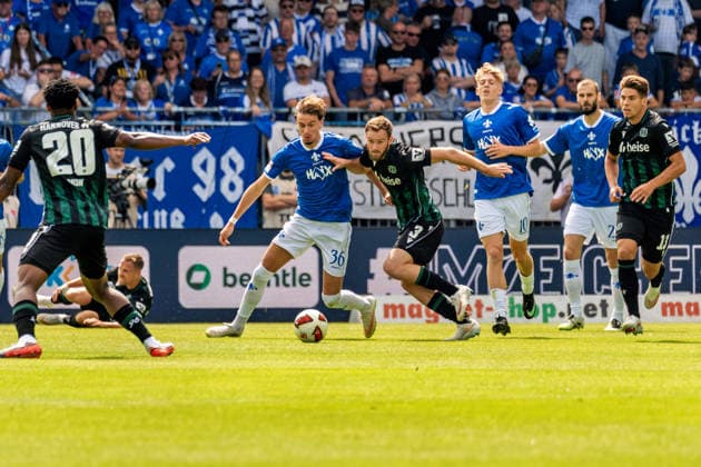 Spielszene, Zweikampf, v.l. Milan Smit (SV Darmstadt 98, 36), Boris Tomiak (Hannover 96, 03), GER, SV Darmstadt 98 vs. Hannover 96, Fussball, 2. Bundesliga, 3. Spieltag, Saison 2026 2027, 30.08.2026, DFL REGULATIONS PROHIBIT ANY USE OF PHOTOGRAPHS AS IMAGE SEQUENCES AND OR QUASI-VIDEO, GER, SV Darmstadt 98 vs. Hannover 96, Fussball, 2. Bundesliga, 3. Spieltag, Saison 2026 2027, 30.08.2026 Darmstadt *** Game scene, tackle, from left: Milan Smit (SV Darmstadt 98), 36, Boris Tomiak (Hannover 96), 03, GER, SV Darmstadt 98 vs. Hannover 96, soccer, 2. Bundesliga, Matchday 3, 2026–2027 season, August 30, 2026, DFL regulations prohibit any use of photographs as image sequences and or quasi-video, GER, SV Darmstadt 98 vs. Hannover 96, soccer, 2. Bundesliga, Matchday 3, 2026–2027 season, August 30, 2026, Darmstadt Copyright: xEibner-Pressefoto J-NxGroemlingx EP_JGG