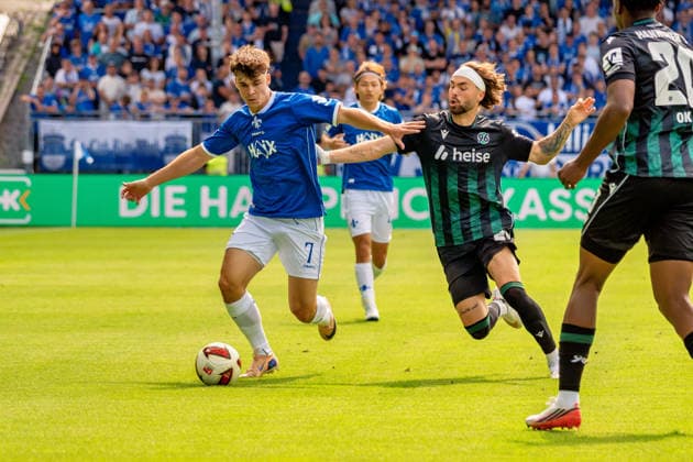 Spielszene, Zweikampf, Dribbling, Offensivaktion, v.l. Noah Weisshaupt (SV Darmstadt 98, 07), Kolja Oudenne (Hannover 96, 29), GER, SV Darmstadt 98 vs. Hannover 96, Fussball, 2. Bundesliga, 3. Spieltag, Saison 2026 2027, 30.08.2026, DFL REGULATIONS PROHIBIT ANY USE OF PHOTOGRAPHS AS IMAGE SEQUENCES AND OR QUASI-VIDEO, GER, SV Darmstadt 98 vs. Hannover 96, Fussball, 2. Bundesliga, 3. Spieltag, Saison 2026 2027, 30.08.2026 Darmstadt *** Game action, tackle, dribbling, offensive play, from left: Noah Weisshaupt (SV Darmstadt 98), 07, Kolja Oudenne, Hannover 96, 29, GER, SV Darmstadt 98 vs. Hannover 96, soccer, 2. Bundesliga, Matchday 3, 2026–2027 season, August 30, 2026, DFL regulations prohibit any use of photographs as image sequences and or quasi-video, GER, SV Darmstadt 98 vs. Hannover 96, soccer, 2. Bundesliga, Matchday 3, 2026–2027 season, August 30, 2026, Darmstadt Copyright: xEibner-Pressefoto J-NxGroemlingx EP_JGG