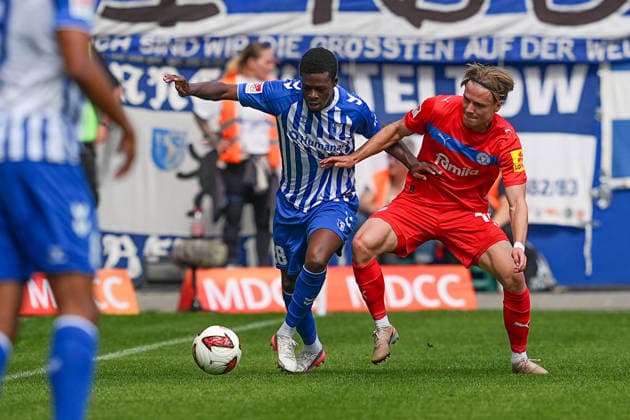 30.08.2026, xydrx, Fußball, 2. Fußball Bundesliga, 1.FC Magdeburg - Holstein Kiel, Saison 2026 2027, Avnet Arena: Pierre Nadjombe (1.FC Magdeburg, 28) im Zweikampf gegen Jonas Therkelsen (Holstein Kiel, 10) DFB regulations prohibit any use of photographs as image sequences and or quasi-video. *** August 30, 2026, xydrx, Soccer, 2. Bundesliga, 1. FC Magdeburg vs. Holstein Kiel, 2026–2027 season, Avnet Arena Pierre Nadjombe 1 FC Magdeburg, No. 28 in a tackle against Jonas Therkelsen of Holstein Kiel, No. 10 DFB regulations prohibit any use of photographs as image sequences and or quasi-video Copyright: HMBxMedia YannisxDreimann