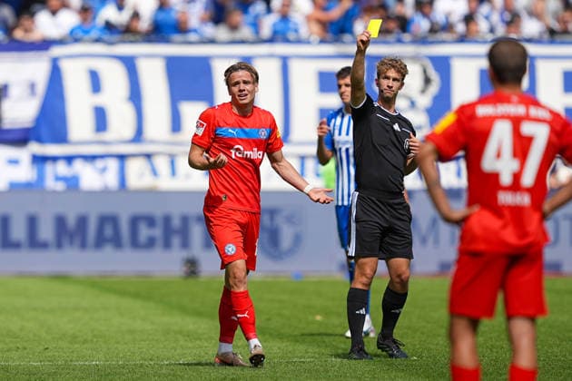 30.08.2026, xydrx, Fußball, 2. Fußball Bundesliga, 1.FC Magdeburg - Holstein Kiel, Saison 2026 2027, Avnet Arena: Jarno Wienefeld (Schiedsrichter) zeigt Jonas Therkelsen (Holstein Kiel, 10) die gelbe Karte DFB regulations prohibit any use of photographs as image sequences and or quasi-video. *** August 30, 2026, xydrx, Soccer, 2. Bundesliga, 1. FC Magdeburg vs. Holstein Kiel, 2026–2027 season, Avnet Arena: Referee Jarno Wienefeld shows Jonas Therkelsen of Holstein Kiel a yellow card. DFB regulations prohibit any use of photographs as image sequences and or quasi-video. Copyright: HMBxMedia YannisxDreimann