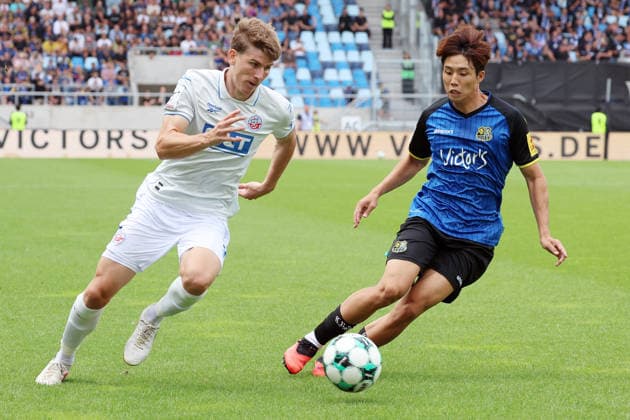 30.08.2026, xrekx, Fussball 3.Liga, 1.FC Saarbruecken - Hansa Rostock v.l. Florian Bohnert (FC Hansa Rostock) Seung-joon Lee (1.FC Saarbruecken) Zweikampf, Aktion, action, battle for the ball Saarbruecken