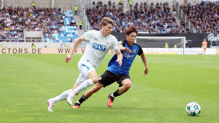 30.08.2026, xrekx, Fussball 3.Liga, 1.FC Saarbruecken - Hansa Rostock v.l. Florian Bohnert (FC Hansa Rostock) Seung-joon Lee (1.FC Saarbruecken) Zweikampf, Aktion, action, battle for the ball Saarbruecken