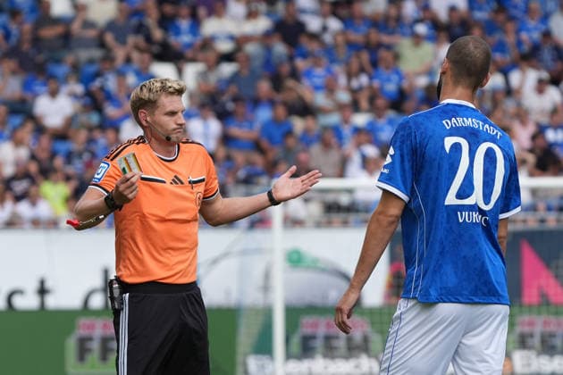 Schiedsrichter Timo Gerach schickt Aleksandar Vukotic (SV Darmstadt 98) mit Roter Karte vom Feld, die Mannschaft protestiert - 30.08.2026 2. Bundesliga, Saison 26 27: SV Darmstadt 98 vs. Hannover 96, Stadion am Boellenfalltor, 3. Spieltag, emonline, emspor, *** Referee Timo Gerach sends Aleksandar Vukotic of SV Darmstadt 98 off with a red card; the team protests. August 30, 2026, 2. Bundesliga, Season 26–27: SV Darmstadt 98 vs. Hannover 96, Stadion am Böllenfalltor, Matchday 3, emonline, emspor,