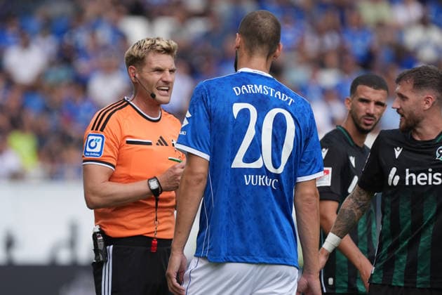 Schiedsrichter Timo Gerach schickt Aleksandar Vukotic (SV Darmstadt 98) mit Roter Karte vom Feld, die Mannschaft protestiert - 30.08.2026 2. Bundesliga, Saison 26 27: SV Darmstadt 98 vs. Hannover 96, Stadion am Boellenfalltor, 3. Spieltag, emonline, emspor, *** Referee Timo Gerach sends Aleksandar Vukotic of SV Darmstadt 98 off with a red card; the team protests. August 30, 2026, 2. Bundesliga, Season 26–27: SV Darmstadt 98 vs. Hannover 96, Stadion am Böllenfalltor, Matchday 3, emonline, emspor,