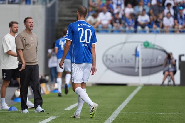 Schiedsrichter Timo Gerach schickt Aleksandar Vukotic (SV Darmstadt 98) mit Roter Karte vom Feld, die Mannschaft protestiert - 30.08.2026 2. Bundesliga, Saison 26 27: SV Darmstadt 98 vs. Hannover 96, Stadion am Boellenfalltor, 3. Spieltag, emonline, emspor, *** Referee Timo Gerach sends Aleksandar Vukotic of SV Darmstadt 98 off with a red card; the team protests. August 30, 2026, 2. Bundesliga, Season 26–27, SV Darmstadt 98 vs. Hannover 96, Stadion am Boellenfalltor, Matchday 3, emonline, emspor,