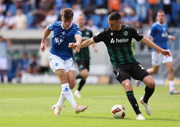 30.08.2026, Fussball 2. Bundesliga, SV Darmstadt 98 - Hannover 96, v.l., Noah Weißhaupt (SV Darmstadt 98), Bastian Allgeier (Hannover 96) DFL DFB REGULATIONS PROHIBIT ANY USE OF PHOTOGRAPHS AS IMAGE SEQUENCES AND OR QUASI-VIDEO. xdcx *** August 30, 2026, Soccer, 2. Bundesliga, SV Darmstadt 98 vs. Hannover 96, from left: Noah Weißhaupt (SV Darmstadt 98), Bastian Allgeier (Hannover 96). DFL and DFB regulations prohibit any use of photographs as image sequences and or quasi-video. xdcx Copyright: HMBxMedia Claus