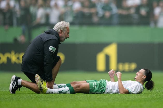 260830 Hammarbys Amin Boudri har ont under fotbollsmatchen i Allsvenskan mellan AIK och Hammarby den 30 augusti 2026 i Stockholm. Copyright: JESPERxZERMAN BB260830JZ012