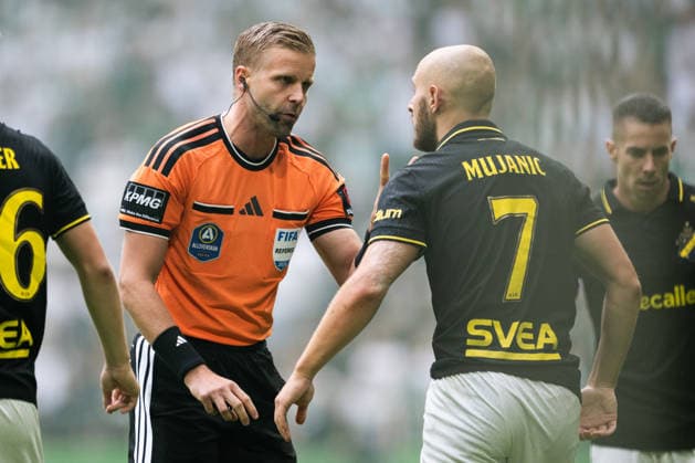 260830 AIKs Amel Mujanic diskuterar med domare Glenn Nyberg under fotbollsmatchen i Allsvenskan mellan AIK och Hammarby den 30 augusti 2026 i Stockholm. Copyright: JESPERxZERMAN BB260830JZ014