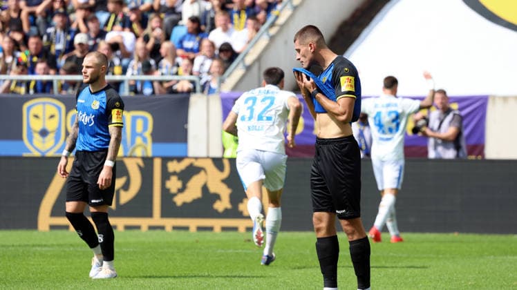 30.08.2026, xrekx, Fussball 3.Liga, 1.FC Saarbruecken - Hansa Rostock v.l. Torjubel nach dem Tor zum celebrating the goal celebrate 0:1 durch Leon Dajaku (FC Hansa Rostock) Philip Fahrner (1.FC Saarbruecken) Mladen Cvjetinovic (1.FC Saarbruecken) enttaeuscht, enttäuscht, schaut enttaeuscht, niedergeschlagen, disappointed Saarbruecken