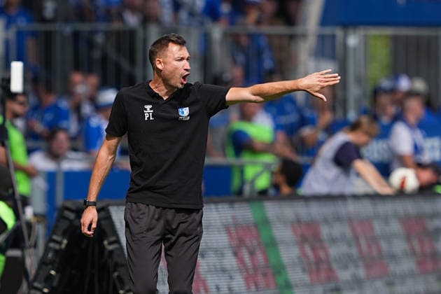 30.08.2026, xydrx, Fußball, 2. Fußball Bundesliga, 1.FC Magdeburg - Holstein Kiel, Saison 2026 2027, Avnet Arena: Pascal Ibold (Cheftrainer 1.FC Magdeburg) gestikulierend DFB regulations prohibit any use of photographs as image sequences and or quasi-video. *** August 30, 2026, xydrx, soccer, 2. Bundesliga, 1. FC Magdeburg vs. Holstein Kiel, 2026–2027 season, Avnet Arena: Pascal Ibold, head coach of 1. FC Magdeburg, gesturing. DFB regulations prohibit any use of photographs as image sequences and or quasi-video. Copyright: HMBxMedia YannisxDreimann