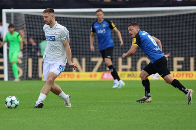 30.08.2026, Fussball, Herren, 3. Liga, Saison 2026 2027, 1. FC Saarbrücken - FC Hansa Rostock, Jonas Dirkner (Hansa Rostock), Patrick Sontheimer (1. FC Saarbrücken) Saarbrücken Ludwigsparkstadion Saarland Deutschland (DEU) Copyright: xSebastianxBachx