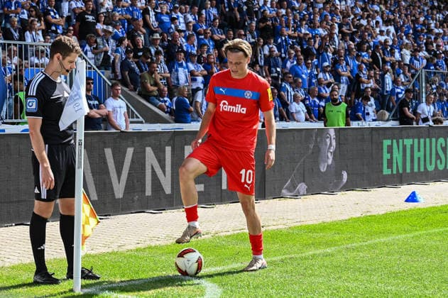 Fußball I Herren I Saison 2026-2027 I 2. Bundesliga I 3. Spieltag I 1. FC Magdeburg - Holstein Kiel I 30.08.2026 Jonas Torrissen Therkelsen (10, Holstein Kiel) legt sich den Ball an der Eckfahne zurecht Freisteller, Nahaufnahme, Porträt, Portrait, Einzelfoto, Einzelbild, Körper Magdeburg Avnet Arena (Heinz-Krügel-Platz 1) Sachsen-Anhalt Deutschland *** Soccer I Men s I 2026–2027 Season I 2. Bundesliga I Matchday 3 I 1. FC Magdeburg vs. Holstein Kiel I August 30, 2026 Jonas Torrissen Therkelsen 10, Holstein Kiel positions the ball at the corner flag; free kick, close-up, portrait, individual photo, single frame, body; Magdeburg Avnet Arena, Heinz Krügel Field, 1, Saxony-Anhalt, Germany Copyright: xLobeca InesxHähnelx