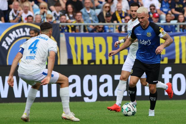 30.08.2026, Fussball, Herren, 3. Liga, Saison 2026 2027, 1. FC Saarbrücken - FC Hansa Rostock, Florian Pick (1. FC Saarbrücken), Kenan Fatkic (Hansa Rostock) Saarbrücken Ludwigsparkstadion Saarland Deutschland (DEU) Copyright: xSebastianxBachx