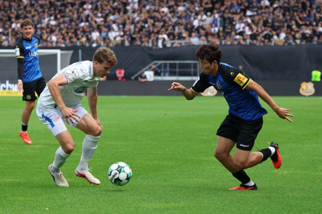 30.08.2026, Fussball, Herren, 3. Liga, Saison 2026 2027, 1. FC Saarbrücken - FC Hansa Rostock, Seung-Joon Lee (1. FC Saarbrücken), Florian Bohnert (Hansa Rostock) Saarbrücken Ludwigsparkstadion Saarland Deutschland (DEU) Copyright: xSebastianxBachx
