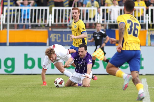 Fußball Regionalliga Nordost: 1. FC Lok Leipzig - FC Erzgebirge Aue; 30.08.2026 Kapitän Marcel Bär (15, Erzgebirge Aue) verstolpert gegen Torwart Justin Duda (16, Lok Leipzig) die erste riesige Chance für sein Team. Fußball, Regionalliga Nordost, Saison 2026 2027, 7. Spieltag: 1. FC Lok Leipzig vs. FC Erzgebirge Aue am 30.08.2026 im Bruno-Plache-Stadion, Leipzig. Copyright: xBEAUTIFULxSPORTS JanxKaeferx