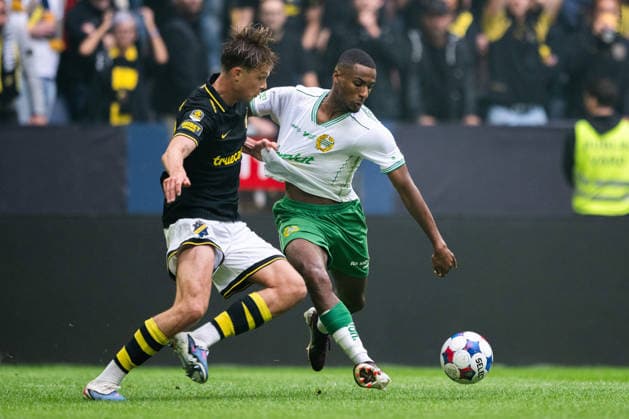 260830 AIKs Wilmer Olofsson och Hammarbys Paulos Abraham under fotbollsmatchen i Allsvenskan mellan AIK och Hammarby den 30 augusti 2026 i Stockholm. Copyright: JESPERxZERMAN BB260830JZ018