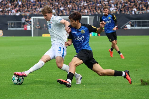 30.08.2026, Fussball, Herren, 3. Liga, Saison 2026 2027, 1. FC Saarbrücken - FC Hansa Rostock, Seung-Joon Lee (1. FC Saarbrücken), Florian Bohnert (Hansa Rostock) Saarbrücken Ludwigsparkstadion Saarland Deutschland (DEU) Copyright: xSebastianxBachx