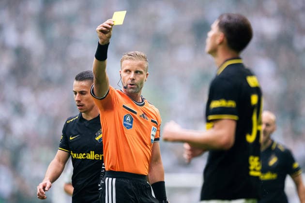 260830 AIKs Wilmer Olofsson tilldelas en varning under fotbollsmatchen i Allsvenskan mellan AIK och Hammarby den 30 augusti 2026 i Stockholm. Copyright: JESPERxZERMAN BB260830JZ019