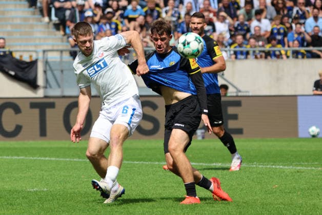 30.08.2026, Fussball, Herren, 3. Liga, Saison 2026 2027, 1. FC Saarbrücken - FC Hansa Rostock, Alexander Staff (1. FC Saarbrücken), Jonas Dirkner (Hansa Rostock) Saarbrücken Ludwigsparkstadion Saarland Deutschland (DEU) Copyright: xSebastianxBachx
