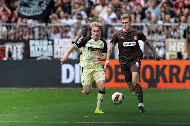Eric Smith (FC St. Pauli, 08) im Dribbling, Mika Haas (1. FC Kaiserslautern, 22), GER, FC St. Pauli vs. 1. FC Kaiserslautern, Fussball, 2. Bundesliga, Spieltag 3, Saison 2026 2027, 30.08.2026 DFL REGULATIONS PROHIBIT ANY USE OF PHOTOGRAPHS AS IMAGE SEQUENCES AND OR QUASI-VIDEO GER, FC St. Pauli vs. 1. FC Kaiserslautern, Fussball, 2. Bundesliga, Spieltag 3, Saison 2026 2027, 30.08.2026 Hamburg *** Eric Smith, FC St. Pauli, No. 08 dribbling; Mika Haas, 1. FC Kaiserslautern, No. 22, GER; FC St. Pauli vs. 1. FC Kaiserslautern, soccer, 2. Bundesliga, Matchday 3, 2026–2027 season, August 30, 2026 DFL regulations prohibit any use of photographs as image sequences and or quasi-video, GER, FC St. Pauli vs. 1. FC Kaiserslautern, soccer, 2. Bundesliga, Matchday 3, 2026–2027 season, August 30, 2026, Hamburg Copyright: xEibner-Pressefoto MaxxVincenx EP_MVN