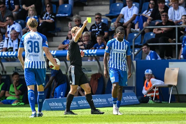 Fußball I Herren I Saison 2026-2027 I 2. Bundesliga I 3. Spieltag I 1. FC Magdeburg - Holstein Kiel I 30.08.2026 Pierre Nadjombe (28, 1. FC Magdeburg) (r.) bekommt die gelbe Karte Magdeburg Avnet Arena (Heinz-Krügel-Platz 1) Sachsen-Anhalt Deutschland *** Soccer I Men s I 2026–2027 Season I 2. Bundesliga I Matchday 3 I 1. FC Magdeburg vs. Holstein Kiel I August 30, 2026 Pierre Nadjombe 28, 1 FC Magdeburg receives a yellow card at the Magdeburg Avnet Arena, Heinz Krügel Field, 1, Saxony-Anhalt, Germany Copyright: xLobeca InesxHähnelx