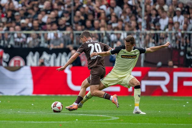 Mathias Rasmussen (FC St. Pauli, 20) im Dribbling gegen Fabian Kunze (1. FC Kaiserslautern, 06), GER, FC St. Pauli vs. 1. FC Kaiserslautern, Fussball, 2. Bundesliga, Spieltag 3, Saison 2026 2027, 30.08.2026 DFL REGULATIONS PROHIBIT ANY USE OF PHOTOGRAPHS AS IMAGE SEQUENCES AND OR QUASI-VIDEO GER, FC St. Pauli vs. 1. FC Kaiserslautern, Fussball, 2. Bundesliga, Spieltag 3, Saison 2026 2027, 30.08.2026 Hamburg *** Mathias Rasmussen, FC St. Pauli, 20, dribbling past Fabian Kunze, 1 FC Kaiserslautern, 06, GER, FC St. Pauli vs. 1 FC Kaiserslautern, soccer, 2. Bundesliga, Matchday 3, 2026–2027 season, August 30, 2026 DFL regulations prohibit any use of photographs as image sequences and or quasi-video, GER, FC St. Pauli vs. 1. FC Kaiserslautern, soccer, 2. Bundesliga, Matchday 3, 2026–2027 season, August 30, 2026, Hamburg Copyright: xEibner-Pressefoto MaxxVincenx EP_MVN