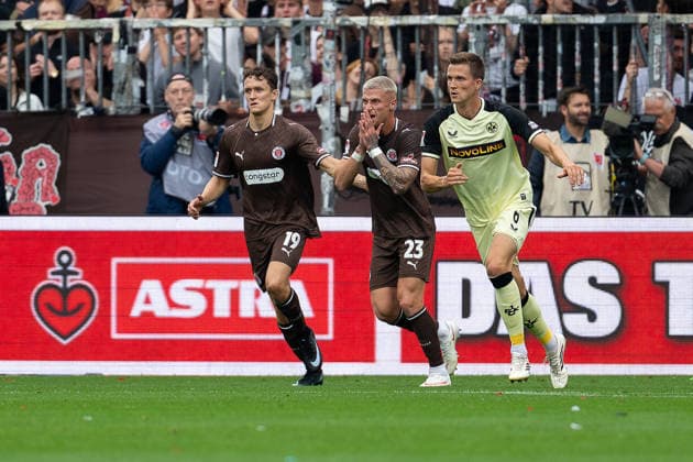 Louis Oppie (FC St. Pauli, 23) vergebene Chance, Martijn Kaars (FC St. Pauli, 19), Fabian Kunze (1. FC Kaiserslautern, 06), GER, FC St. Pauli vs. 1. FC Kaiserslautern, Fussball, 2. Bundesliga, Spieltag 3, Saison 2026 2027, 30.08.2026 DFL REGULATIONS PROHIBIT ANY USE OF PHOTOGRAPHS AS IMAGE SEQUENCES AND OR QUASI-VIDEO GER, FC St. Pauli vs. 1. FC Kaiserslautern, Fussball, 2. Bundesliga, Spieltag 3, Saison 2026 2027, 30.08.2026 Hamburg *** Louis Oppie, FC St. Pauli, 23 missed chances; Martijn Kaars, FC St. Pauli, 19; Fabian Kunze, 1 FC Kaiserslautern, 06, GER, FC St. Pauli vs. 1. FC Kaiserslautern, Soccer, 2. Bundesliga, Matchday 3, 2026–2027 Season, August 30, 2026 DFL regulations prohibit any use of photographs as image sequences and or quasi-video GER, FC St. Pauli vs. 1. FC Kaiserslautern, Soccer, 2. Bundesliga, Matchday 3, 2026–2027 Season, August 30, 2026, Hamburg Copyright: xEibner-Pressefoto MaxxVincenx EP_MVN