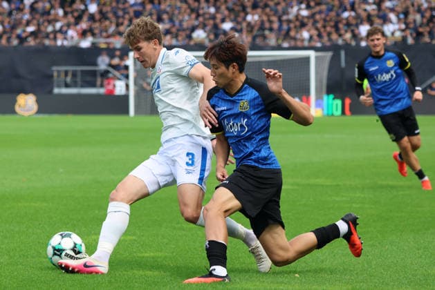 30.08.2026, Fussball, Herren, 3. Liga, Saison 2026 2027, 1. FC Saarbrücken - FC Hansa Rostock, Seung-Joon Lee (1. FC Saarbrücken), Florian Bohnert (Hansa Rostock) Saarbrücken Ludwigsparkstadion Saarland Deutschland (DEU) Copyright: xSebastianxBachx