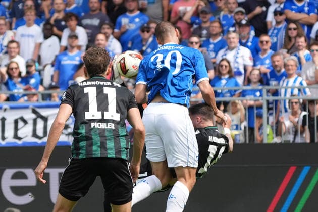 Aleksandar Vukotic (SV Darmstadt 98) klärt mit dem Arm und bekommt die Rote Karte - 30.08.2026 2. Bundesliga, Saison 26 27: SV Darmstadt 98 vs. Hannover 96, Stadion am Boellenfalltor, 3. Spieltag, emonline, emspor, *** Aleksandar Vukotic of SV Darmstadt 98 clears the ball with his arm and is shown a red card on August 30, 2026. 2. Bundesliga, 2026–27 season: SV Darmstadt 98 vs. Hannover 96, Stadion am Boellenfalltor, Matchday 3, emonline, emspor,