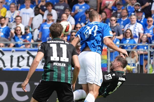 Aleksandar Vukotic (SV Darmstadt 98) klärt mit dem Arm und bekommt die Rote Karte - 30.08.2026 2. Bundesliga, Saison 26 27: SV Darmstadt 98 vs. Hannover 96, Stadion am Boellenfalltor, 3. Spieltag, emonline, emspor, *** Aleksandar Vukotic of SV Darmstadt 98 clears the ball with his arm and is shown a red card on August 30, 2026. 2. Bundesliga, 2026–27 season: SV Darmstadt 98 vs. Hannover 96, Stadion am Boellenfalltor, Matchday 3, emonline, emspor,