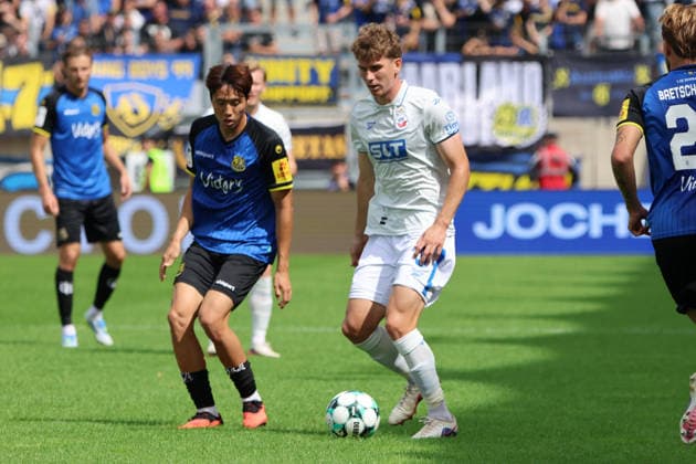 30.08.2026, Fussball, Herren, 3. Liga, Saison 2026 2027, 1. FC Saarbrücken - FC Hansa Rostock, Seung-Joon Lee (1. FC Saarbrücken), Florian Bohnert (Hansa Rostock) Saarbrücken Ludwigsparkstadion Saarland Deutschland (DEU) Copyright: xSebastianxBachx