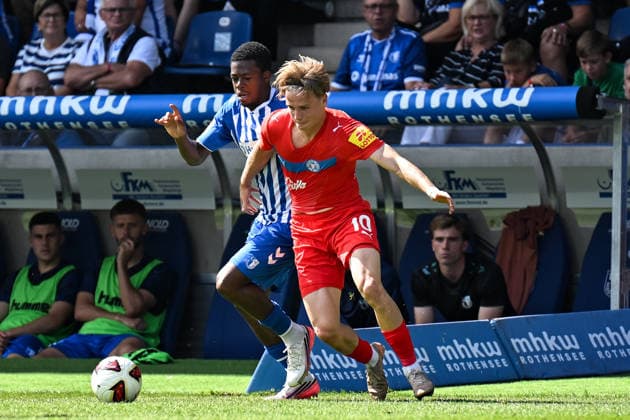 Fußball I Herren I Saison 2026-2027 I 2. Bundesliga I 3. Spieltag I 1. FC Magdeburg - Holstein Kiel I 30.08.2026 Zweikampf Pierre Nadjombe (28, 1. FC Magdeburg), Jonas Torrissen Therkelsen (10, Holstein Kiel) Magdeburg Avnet Arena (Heinz-Krügel-Platz 1) Sachsen-Anhalt Deutschland *** Soccer I Men s I 2026–2027 Season I 2. Bundesliga I Matchday 3 I 1. FC Magdeburg vs. Holstein Kiel I August 30, 2026 Tackle by Pierre Nadjombe (28), 1. FC Magdeburg, Jonas Torrissen Therkelsen (No. 10), Holstein Kiel; Magdeburg, Avnet Arena, Heinz Krügel Field, No. 1, Saxony-Anhalt, Germany Copyright: xLobeca InesxHähnelx