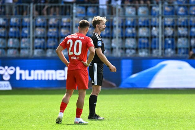 Fußball I Herren I Saison 2026-2027 I 2. Bundesliga I 3. Spieltag I 1. FC Magdeburg - Holstein Kiel I 30.08.2026 Schiedsrichter Jarno Wienefeld verkündet die Entscheidung nach der Betrachtung der Videobilder Magdeburg Avnet Arena (Heinz-Krügel-Platz 1) Sachsen-Anhalt Deutschland *** Soccer I Men s I 2026–2027 Season I 2. Bundesliga I Matchday 3 I 1. FC Magdeburg vs. Holstein Kiel I August 30, 2026 Referee Jarno Wienefeld announces the decision after reviewing the video footage Magdeburg Avnet Arena Heinz Krügel Field 1, Saxony-Anhalt, Germany Copyright: xLobeca InesxHähnelx