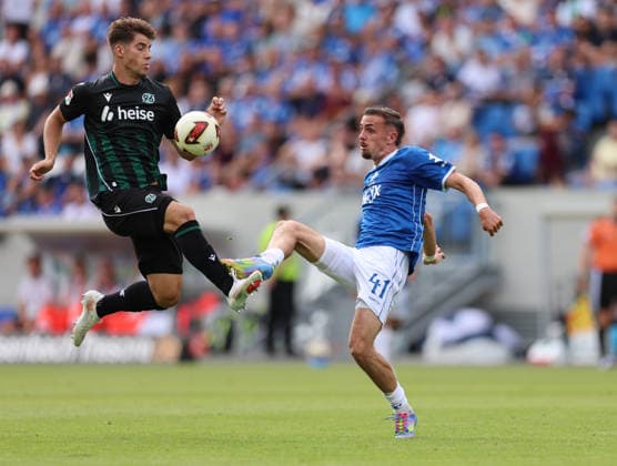 30.08.2026, Fussball 2. Bundesliga, SV Darmstadt 98 - Hannover 96, v.l., Franz Roggow (Hannover 96), Lance Duijvestijn (SV Darmstadt 98) DFL DFB REGULATIONS PROHIBIT ANY USE OF PHOTOGRAPHS AS IMAGE SEQUENCES AND OR QUASI-VIDEO. xdcx *** August 30, 2026, Soccer, 2. Bundesliga, SV Darmstadt 98 vs. Hannover 96, from left, Franz Roggow (Hannover 96), Lance Duijvestijn (SV Darmstadt 98). DFL and DFB regulations prohibit any use of photographs as image sequences and or quasi-video. xdcx Copyright: HMBxMedia Claus