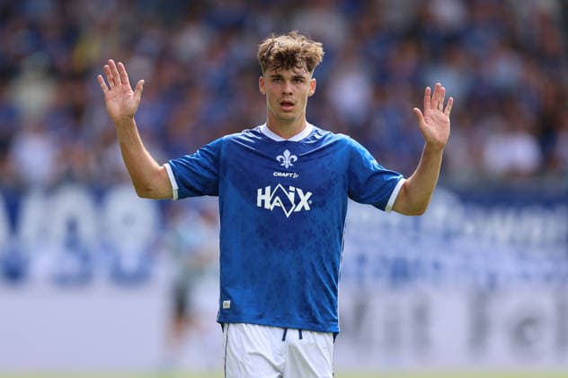 30.08.2026, Fussball 2. Bundesliga, SV Darmstadt 98 - Hannover 96, v.l., Noah Weißhaupt (SV Darmstadt 98) gibt Anweisungen, gestikuliert, mit den Armen gestikulieren, gives instructions, gesticulate DFL DFB REGULATIONS PROHIBIT ANY USE OF PHOTOGRAPHS AS IMAGE SEQUENCES AND OR QUASI-VIDEO. xdcx *** August 30, 2026, Soccer 2. Bundesliga, SV Darmstadt 98 vs. Hannover 96, from left, Noah Weißhaupt of SV Darmstadt 98 gives instructions, gesticulates, gesticulates with his arms, gives instructions, gesticulates. DFL and DFB regulations prohibit any use of photographs as image sequences and or quasi-video. xdcx Copyright: HMBxMedia Claus