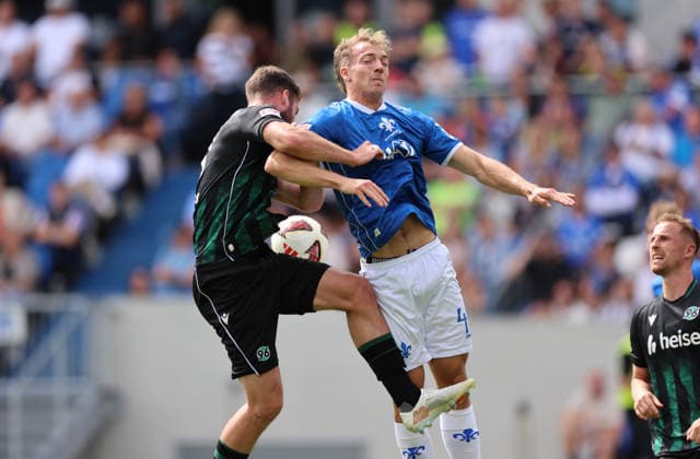 30.08.2026, Fussball 2. Bundesliga, SV Darmstadt 98 - Hannover 96, v.l., Boris Tomiak (Hannover 96), Yannik Lührs (SV Darmstadt 98) DFL DFB REGULATIONS PROHIBIT ANY USE OF PHOTOGRAPHS AS IMAGE SEQUENCES AND OR QUASI-VIDEO. xdcx *** August 30, 2026, Soccer 2. Bundesliga, SV Darmstadt 98 vs. Hannover 96, from left: Boris Tomiak (Hannover 96), Yannik Lührs, SV Darmstadt 98. DFL and DFB regulations prohibit any use of photographs as image sequences and or quasi-video. xdcx Copyright: HMBxMedia Claus