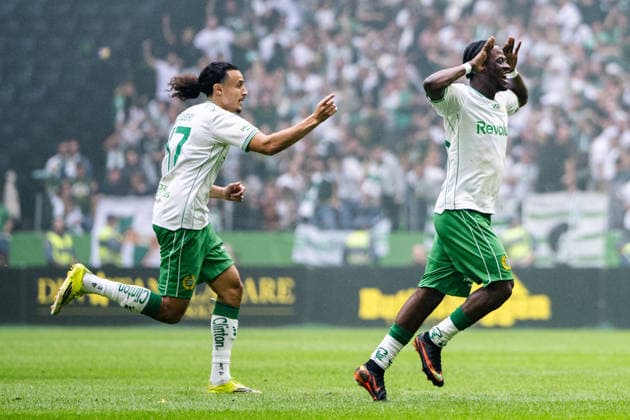 260830 Hammarbys Frank Junior Adyei och Amin Boudri jublar efter 0-1 under fotbollsmatchen i Allsvenskan mellan AIK och Hammarby den 30 augusti 2026 i Stockholm. Copyright: JESPERxZERMAN BB260830JZ021